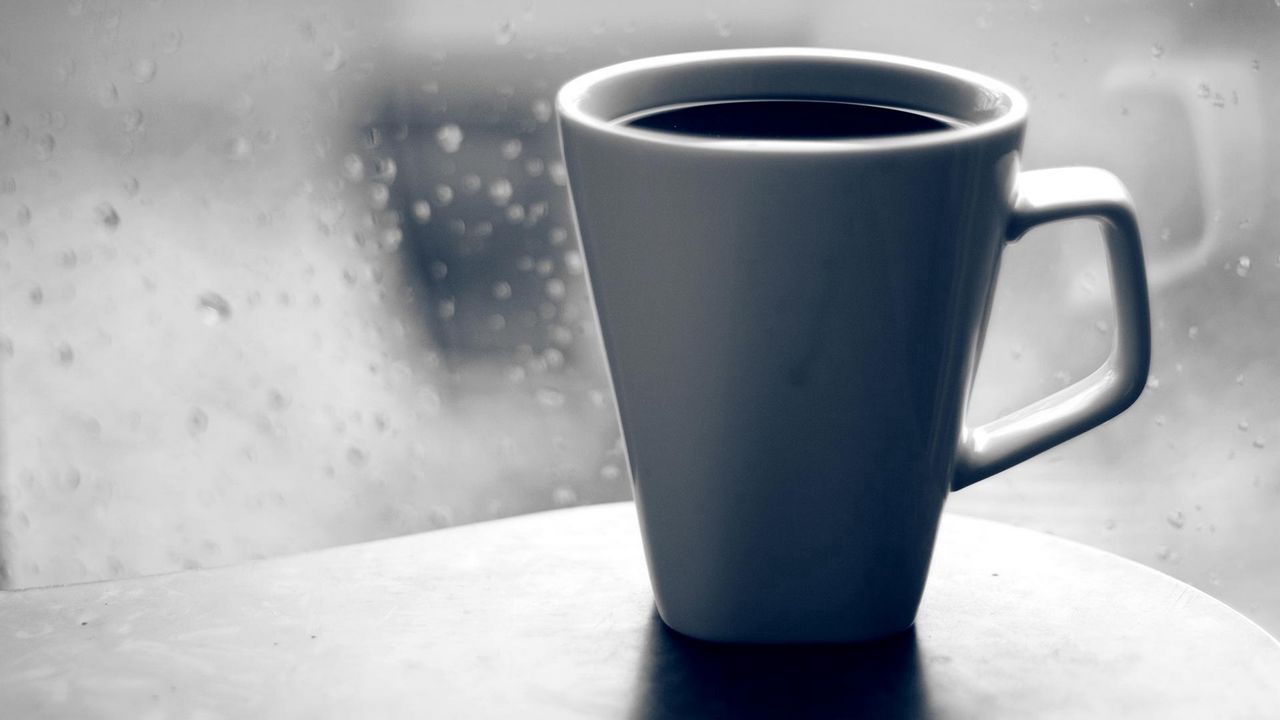 Обои кофе, кружка, стекло, окно, капли, дождь, грусть, черно-белые