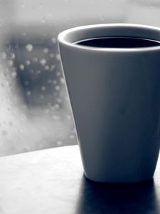 Превью обои кофе, кружка, стекло, окно, капли, дождь, грусть, черно-белые
