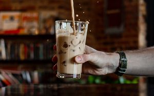 Превью обои кофе, лед, напиток, рука, брызги