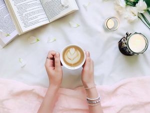 Превью обои кофе, лепестки, книга, свеча, эстетика