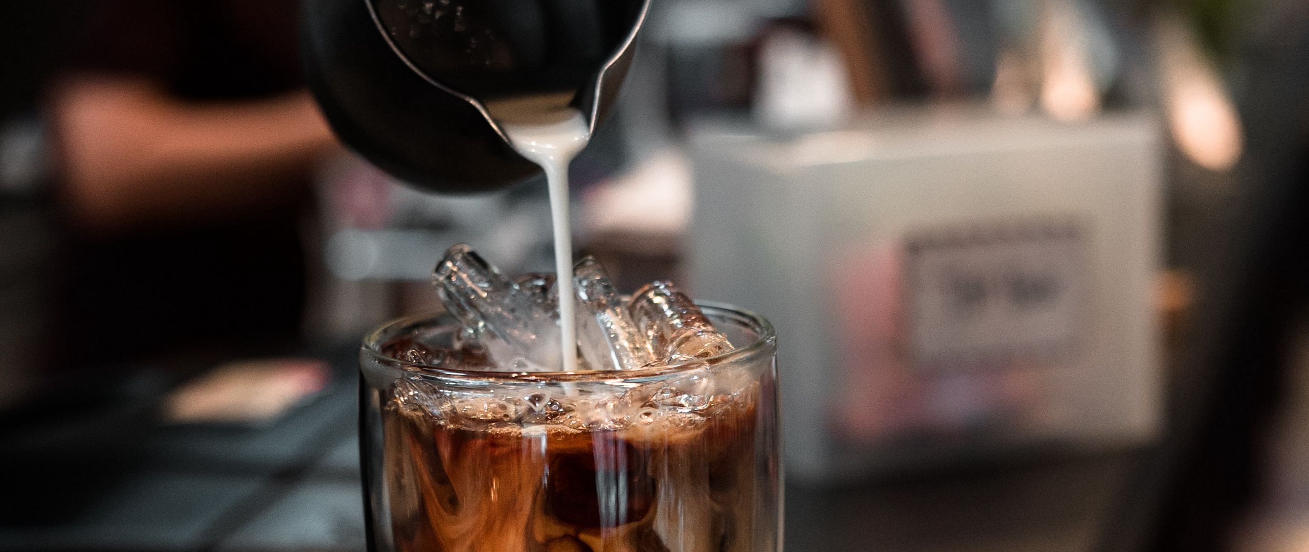Milky coffee. Кофе с молоком. Coffee and Milk кофейня. Айс кофе. Кофейные брызги.