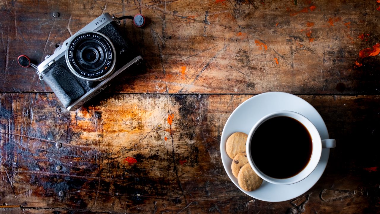 Обои кофе, напиток, чашка, печенье, стол, фотоаппарат