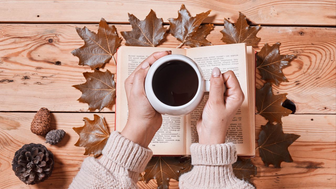 Обои кофе, напиток, чашка, руки, книга, осень, уют