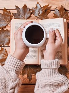 Превью обои кофе, напиток, чашка, руки, книга, осень, уют