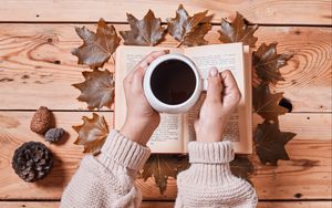 Превью обои кофе, напиток, чашка, руки, книга, осень, уют