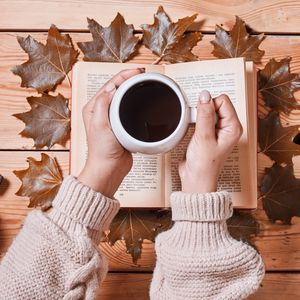 Превью обои кофе, напиток, чашка, руки, книга, осень, уют