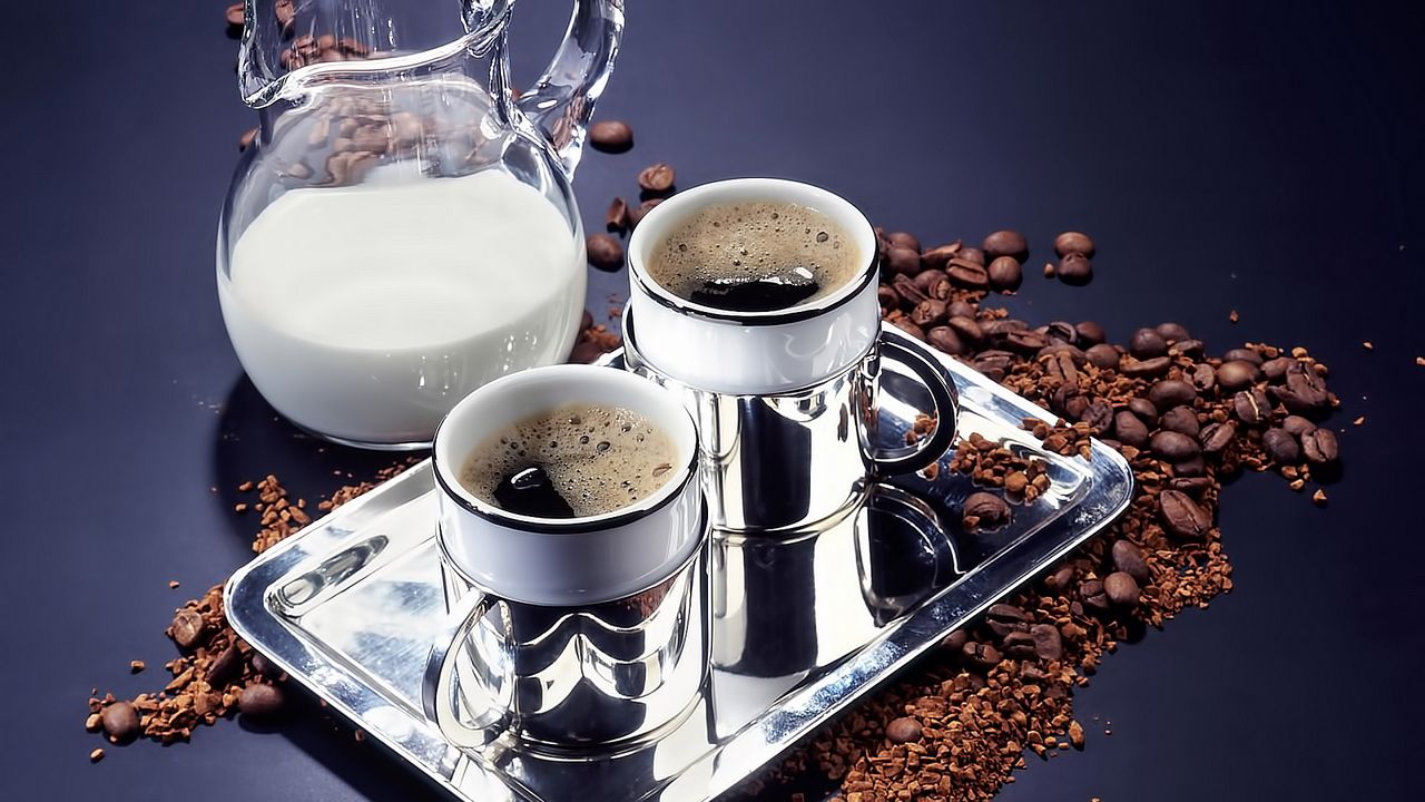 Обои кофе, напиток, молоко, графин, чашки, поднос