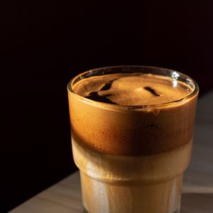 Превью обои кофе, напиток, стакан, поверхность, деревянный