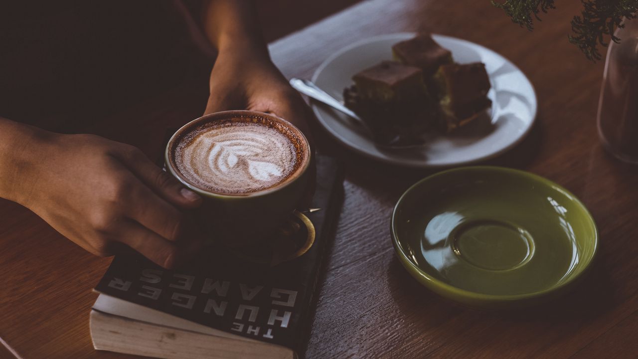 Обои кофе, руки, чашка, книга