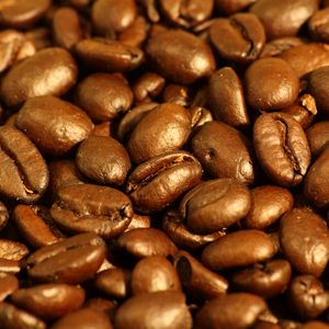 Превью обои кофе, зерна, блики, макро, коричневый