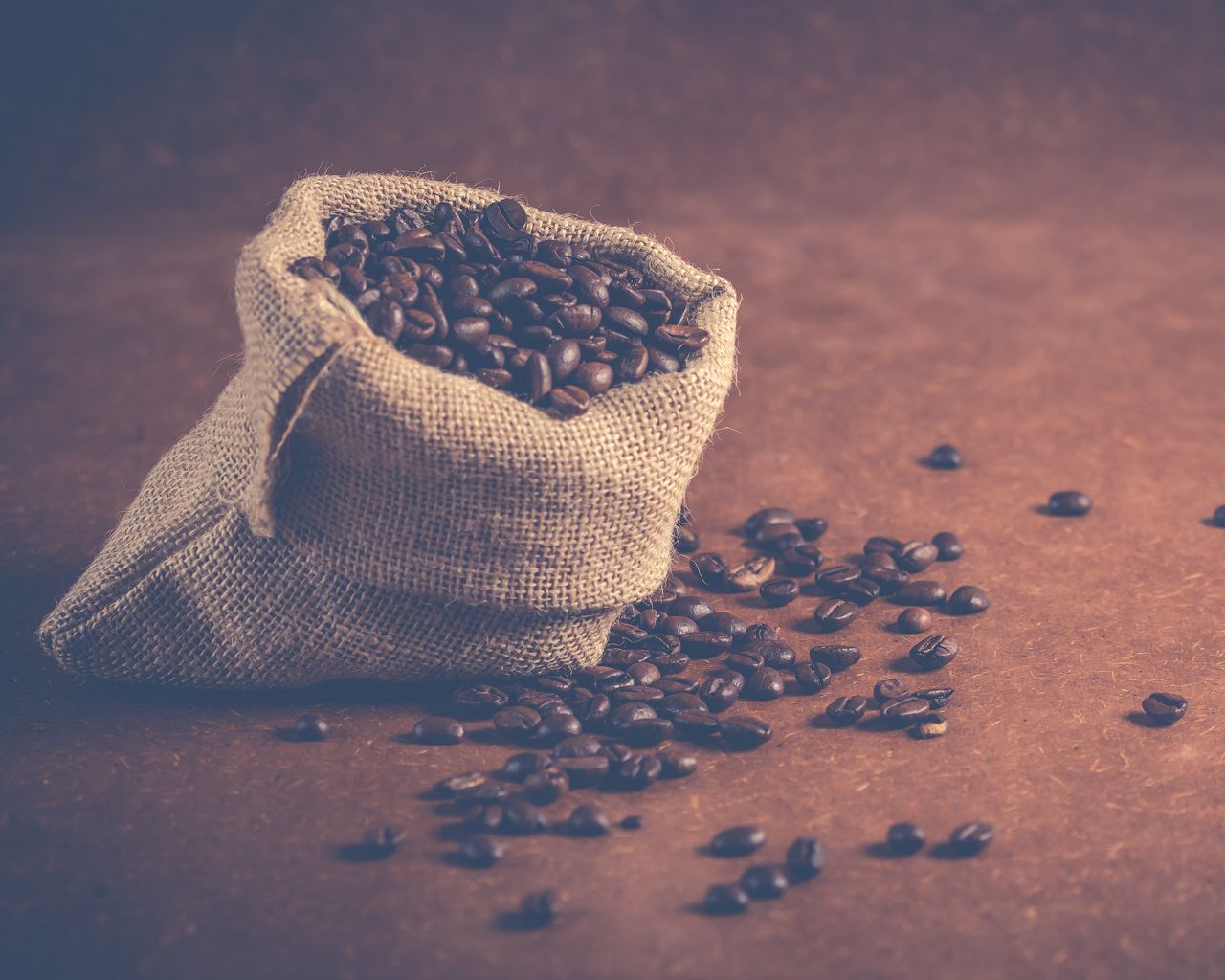 Картинка шоколад кофейные зёрна мешок. Spill the Beans. Spill. The Beans pics.