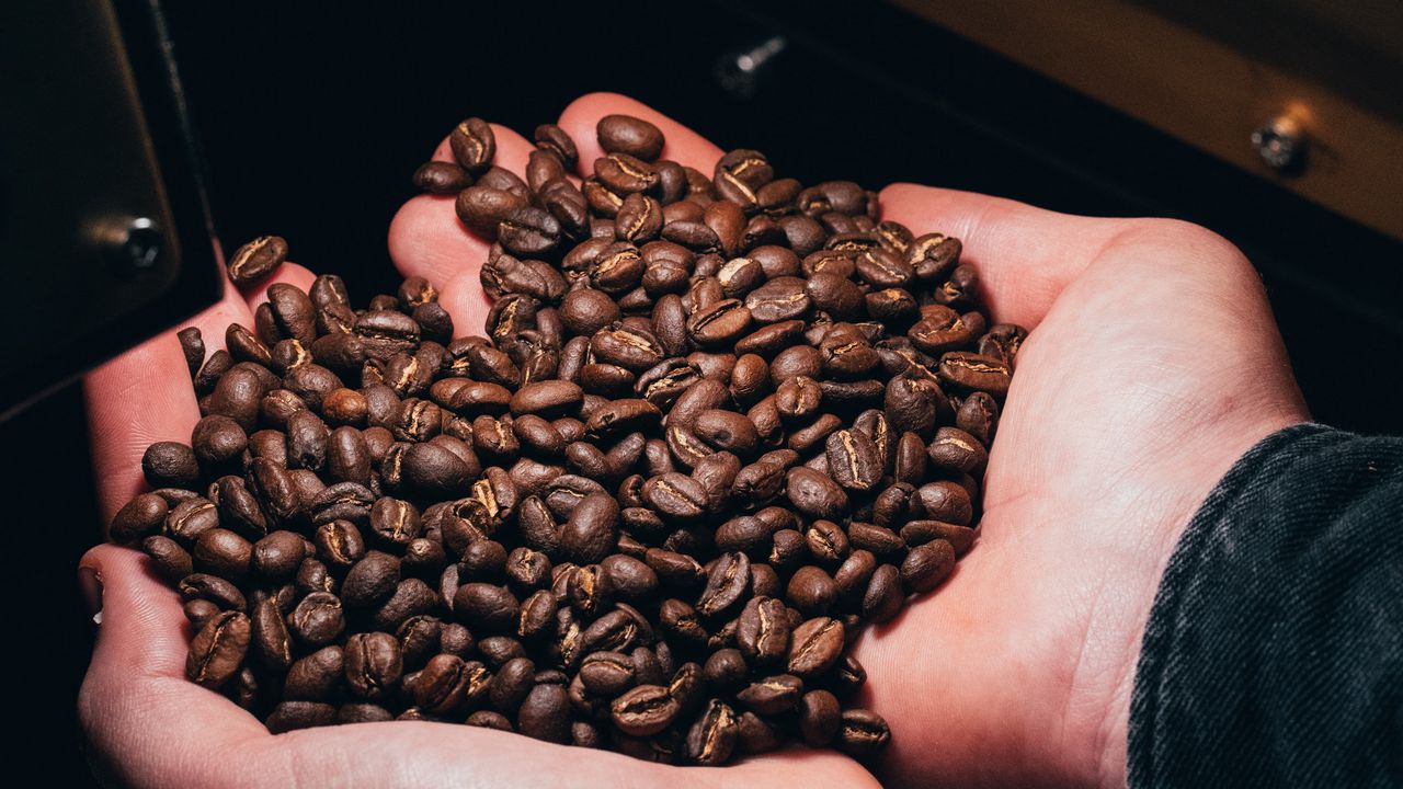 Обои кофейные зерна, кофе, руки