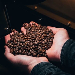 Превью обои кофейные зерна, кофе, руки