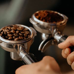 Превью обои кофейные зерна, кофе, зерна, рука