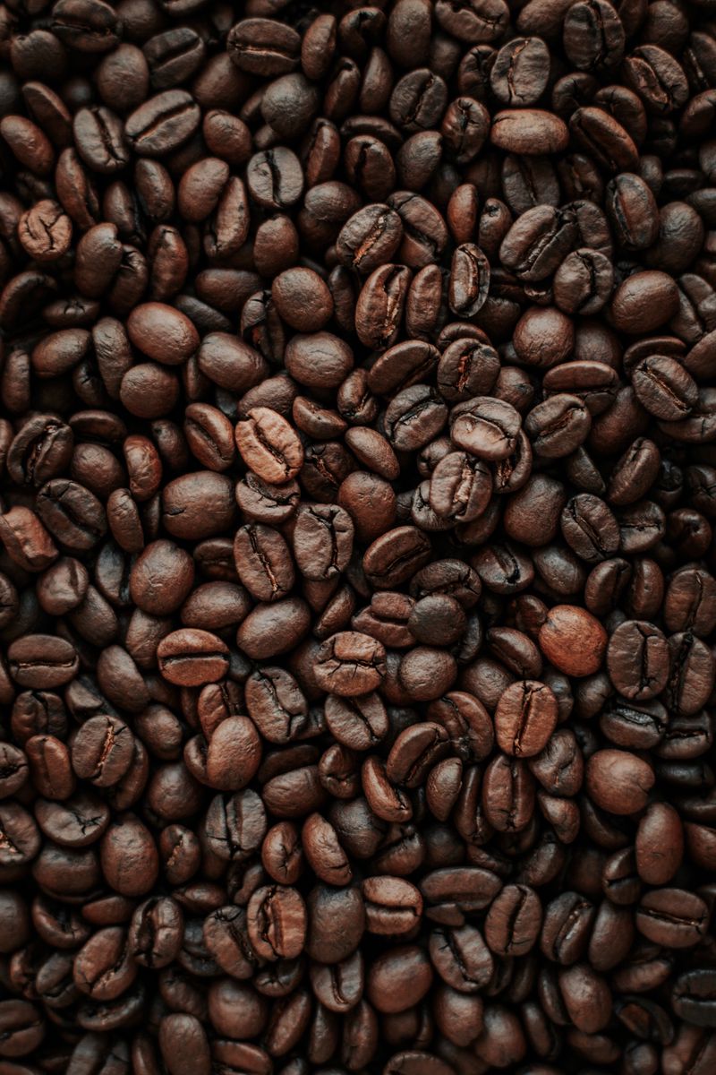 Скачать 800x1200 кофейные зерна, кофе, зерна, обжарка, макро, коричневый  обои, картинки iphone 4s/4 for parallax