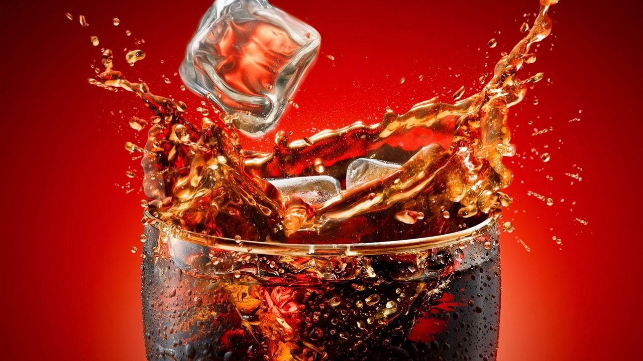 Обои кока-кола, лед, стакан, брызги