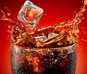 Превью обои кока-кола, лед, стакан, брызги