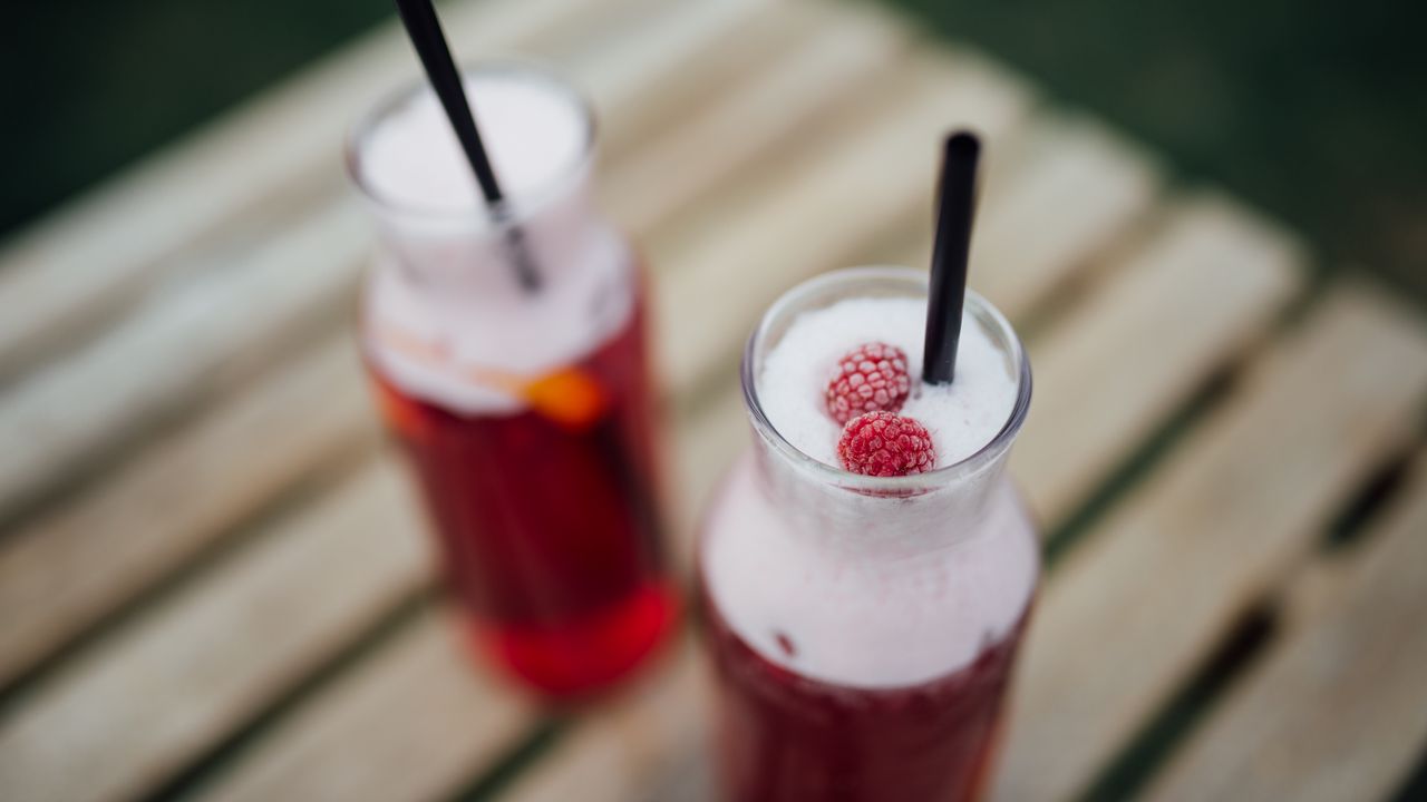 Обои коктейль, напиток, кувшин, малина, ягоды
