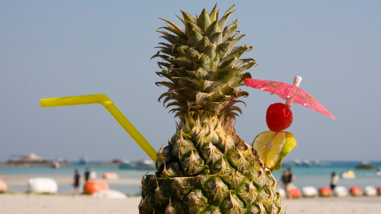 Обои коктейль, пляж, ананас, декор, зонтик, трубочка