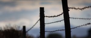 Превью обои колючая проволока, шипы, забор