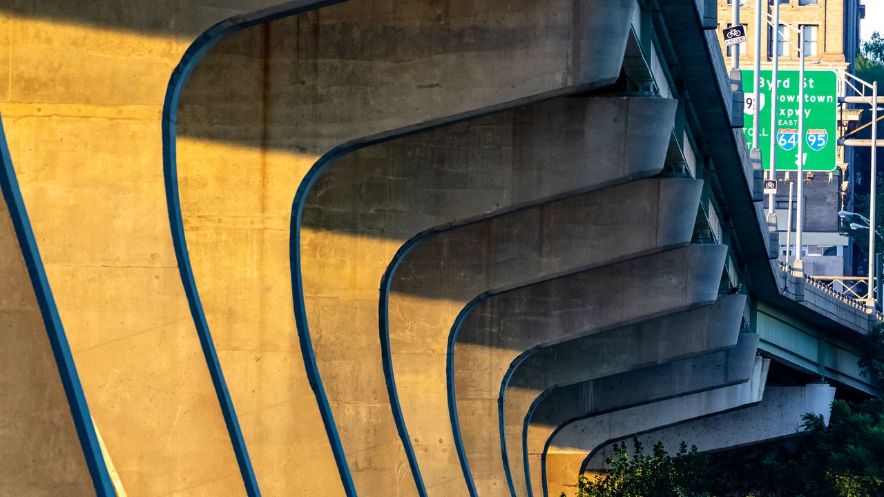 Обои колонны, мост, река, трава, город