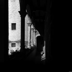 Превью обои колонны, тоннель, архитектура, темный