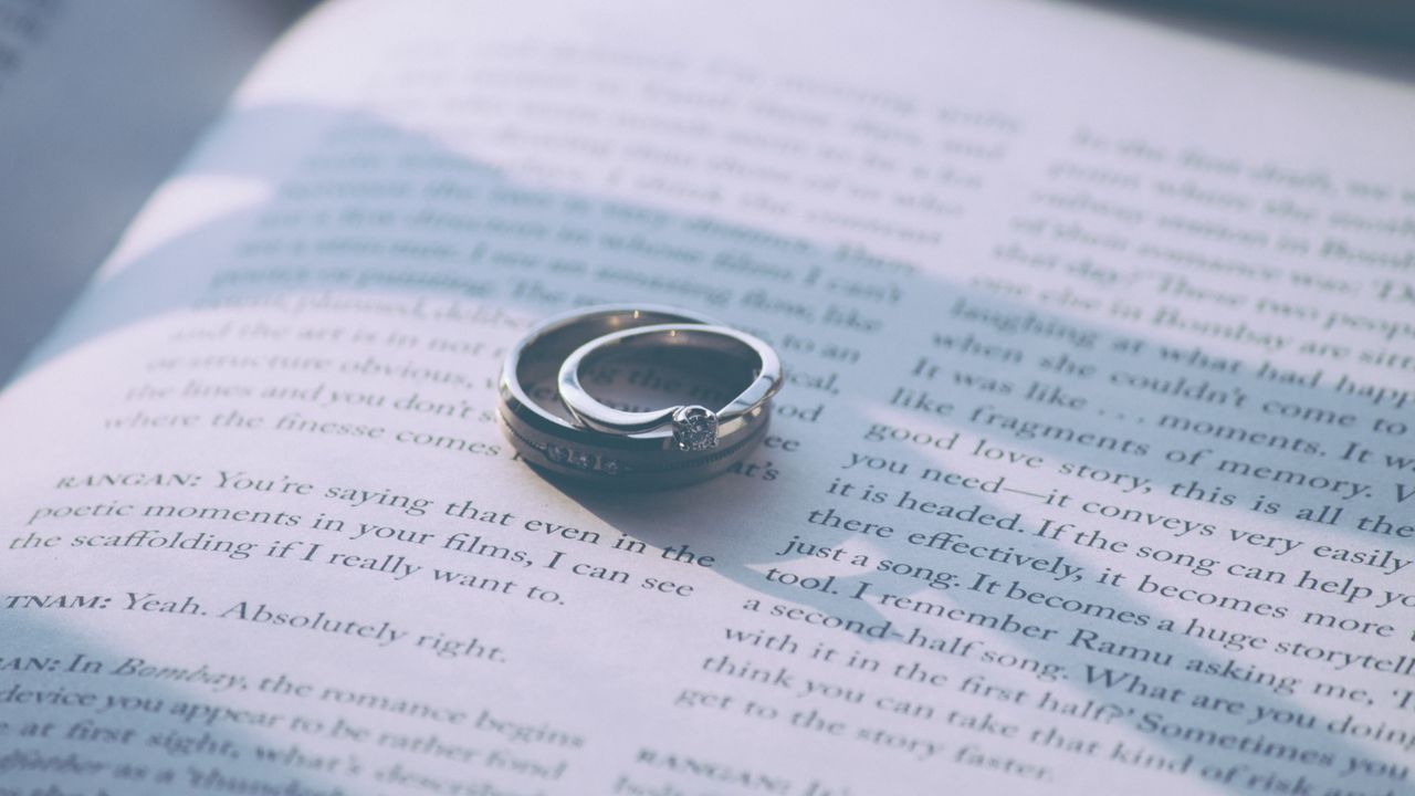 Обои кольца, обручальные кольца, книга, пара, любовь