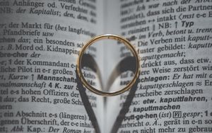 Превью обои кольца, обручальные, любовь, книга
