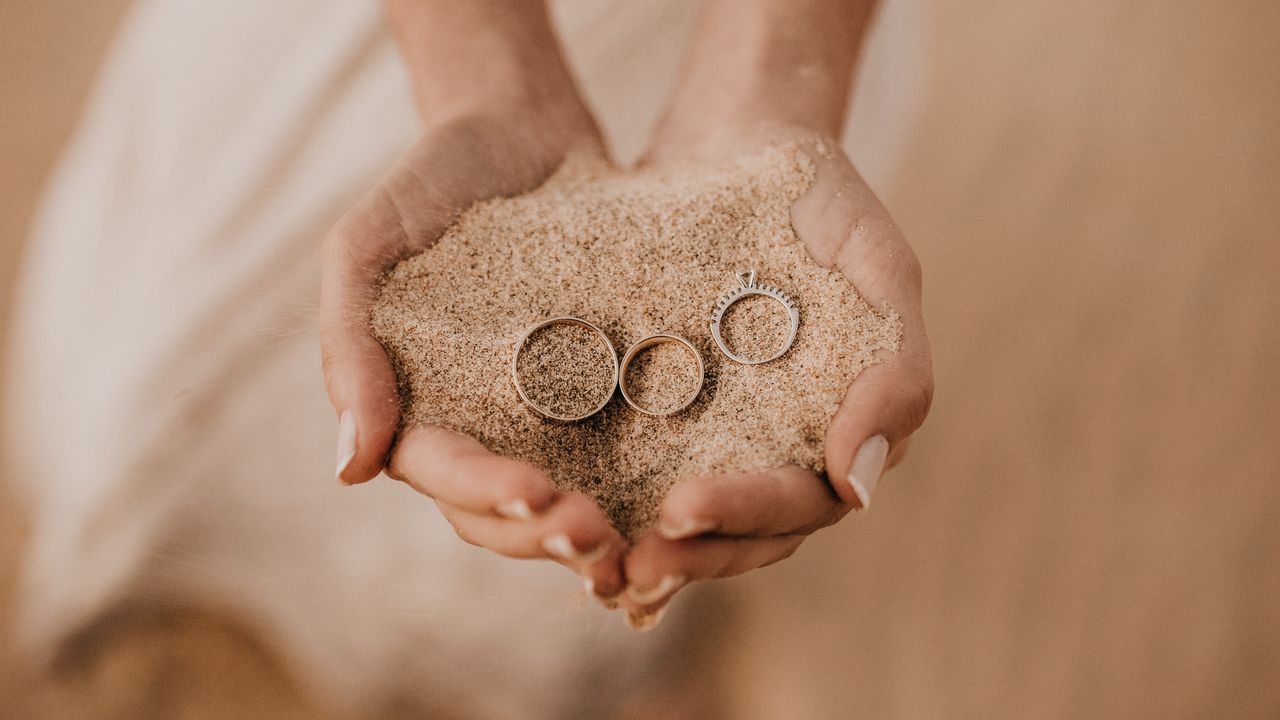 Обои кольца, руки, песок, ладони