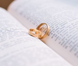 Превью обои кольца, свадьба, книга, пара, любовь