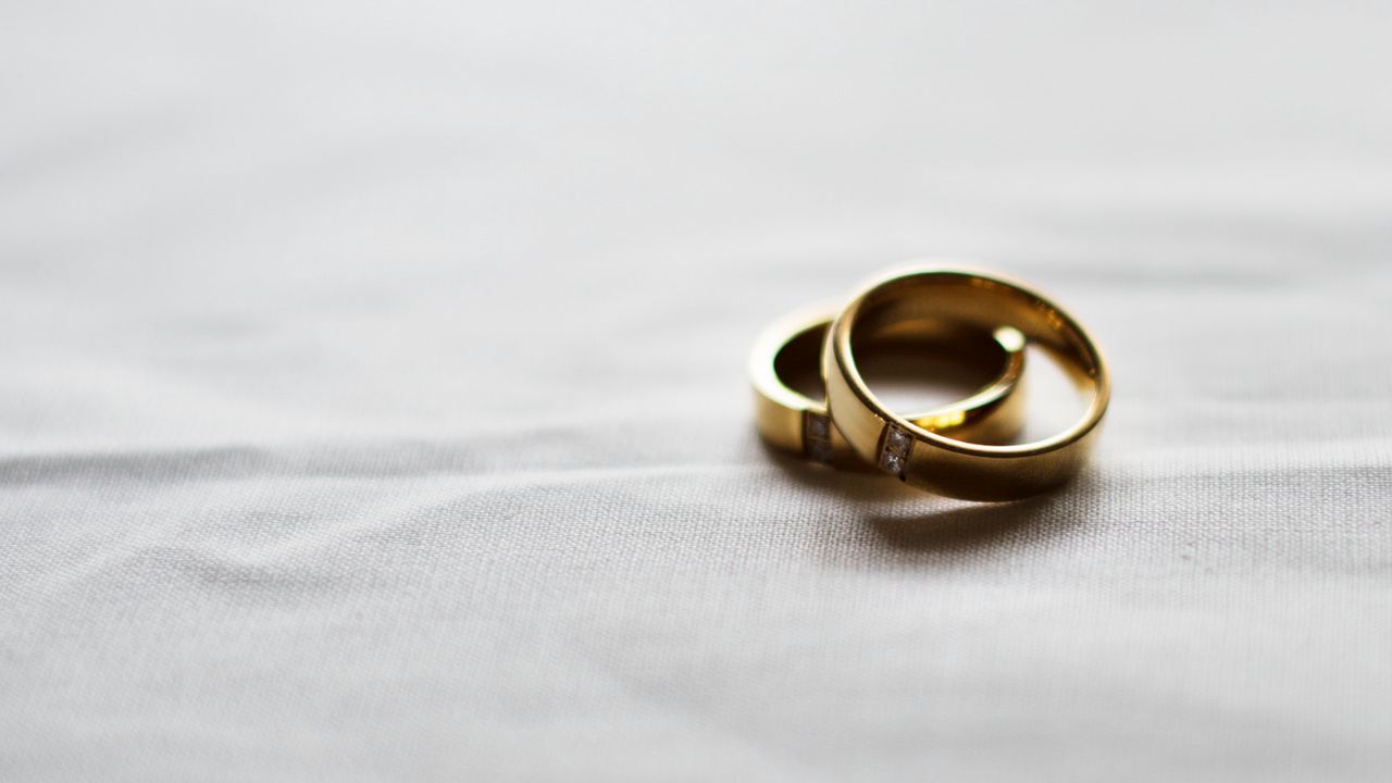 Обои кольца, свадьба, пара, золото, любовь
