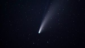 Превью обои комета, метеорит, звездное небо, небо, свечение
