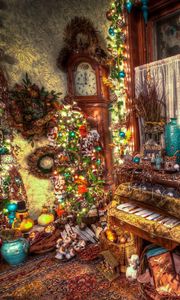 Превью обои комната, елка, часы, хвоя, украшения, праздник, рождество, атрибуты