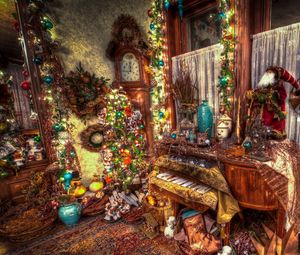 Превью обои комната, елка, часы, хвоя, украшения, праздник, рождество, атрибуты