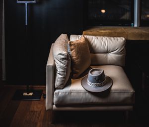 Превью обои комната, интерьер, кресло, шляпа