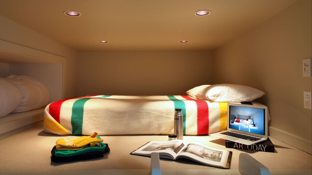 Обои комната, спальня, постель, ноутбук, дизайн, интерьер
