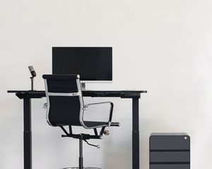 Превью обои компьютер, стол, стул, рабочий стол, микрофон, минимализм