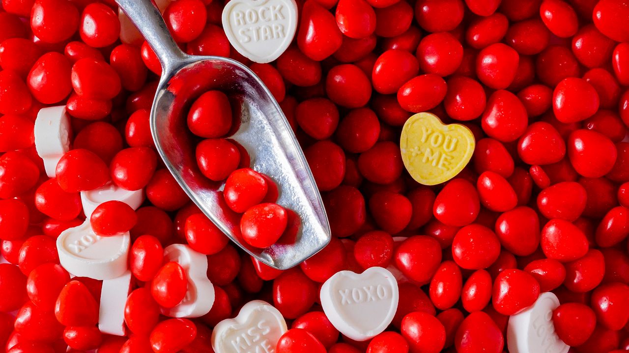Обои конфеты, сердечки, любовь, красный, белый