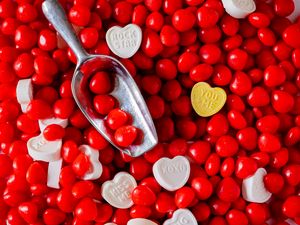 Превью обои конфеты, сердечки, любовь, красный, белый