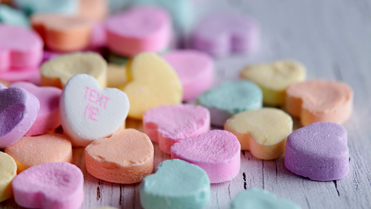 Обои конфеты, сердечки, надпись, макро, разноцветный