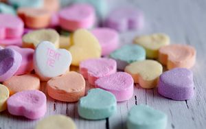 Превью обои конфеты, сердечки, надпись, макро, разноцветный