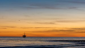 Превью обои конструкция, море, закат, горизонт, луна