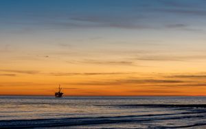 Превью обои конструкция, море, закат, горизонт, луна