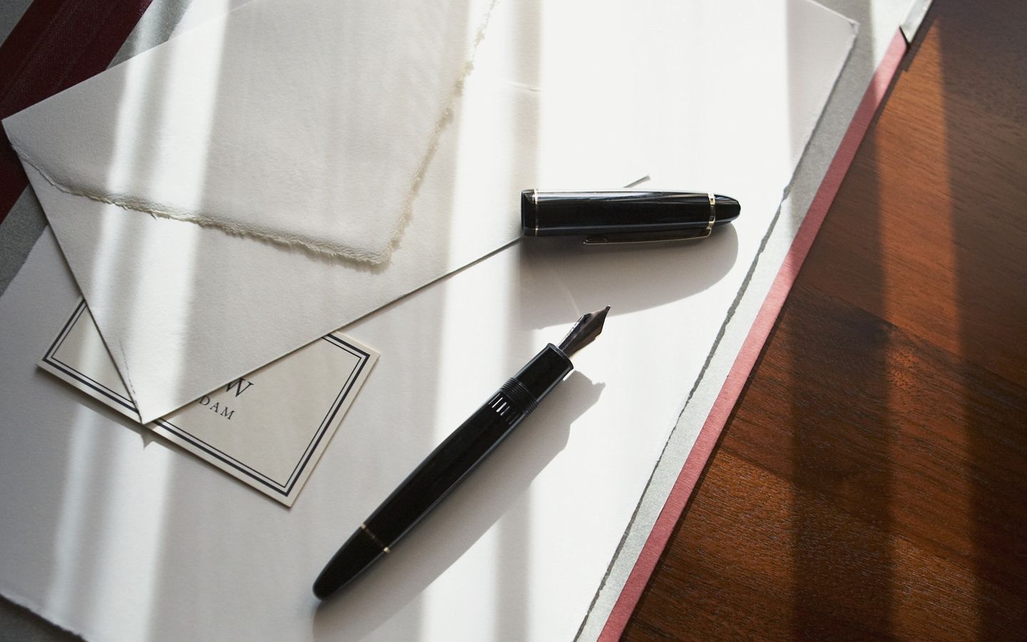 Бумага и ручка на столе