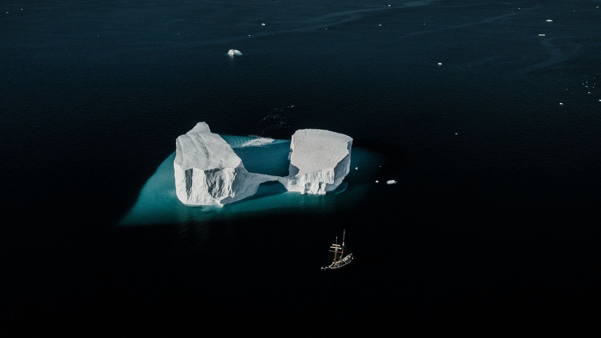 Корабль в море вид сверху