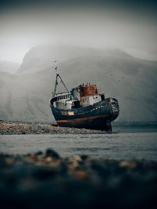 Превью обои корабль, берег, туман, мель, заброшенный