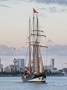 Превью обои корабль, город, море, небо, облака