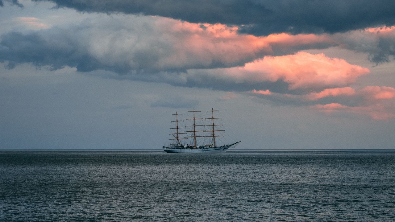 Обои корабль, море, горизонт, облака, рябь