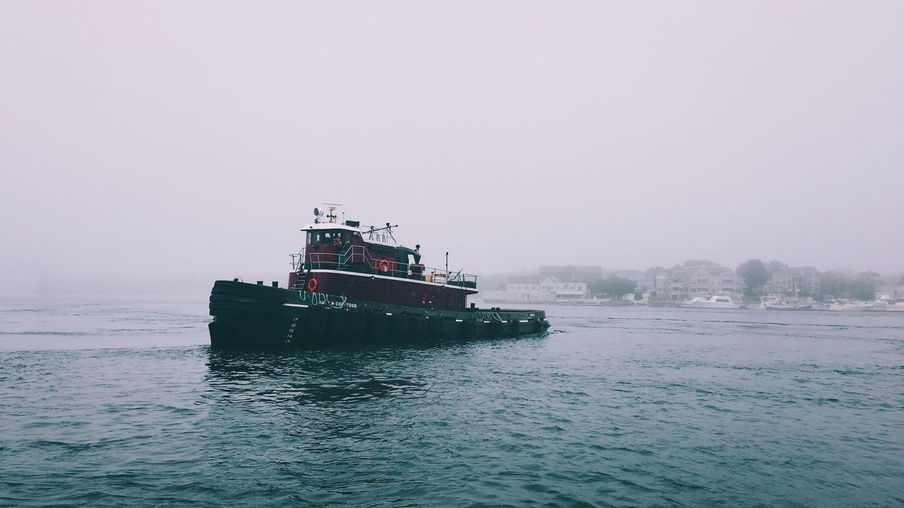 Обои корабль, море, пасмурно, туман