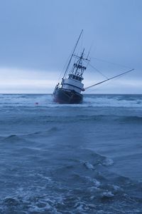 Превью обои корабль, море, ребенок, одиночество